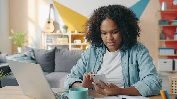 Jeune femme qui révise le code sur son téléphone