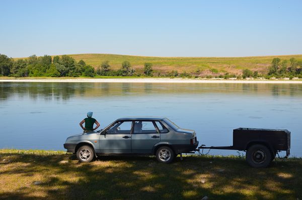Voiture attelée à une petite remorque